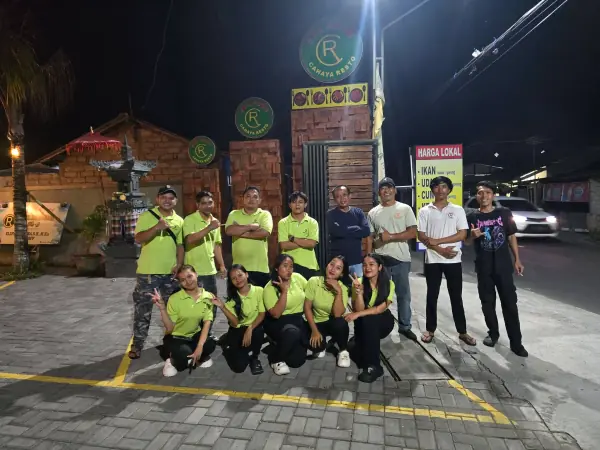 Crew Cahaya Resto - Galeri Cahaya Resto Seafood Singaraja