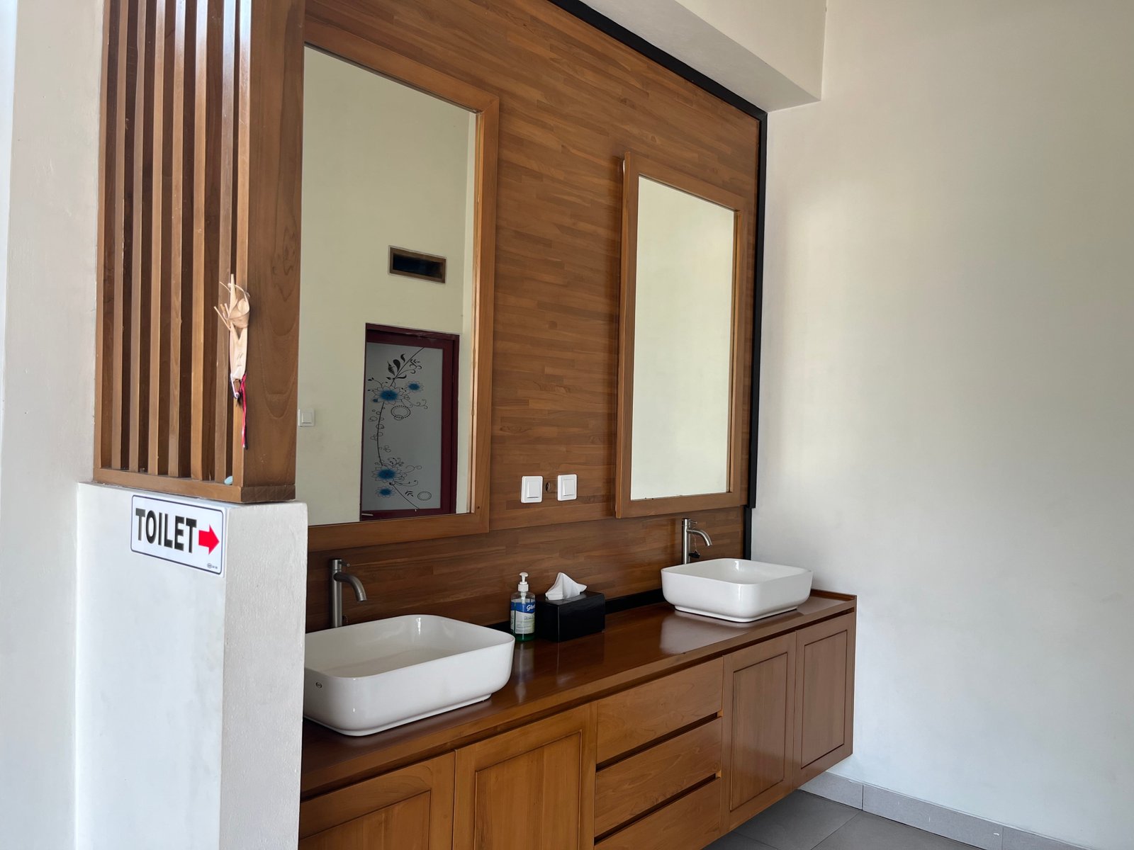 RestRoom - Galeri Cahaya Resto Seafood Singaraja