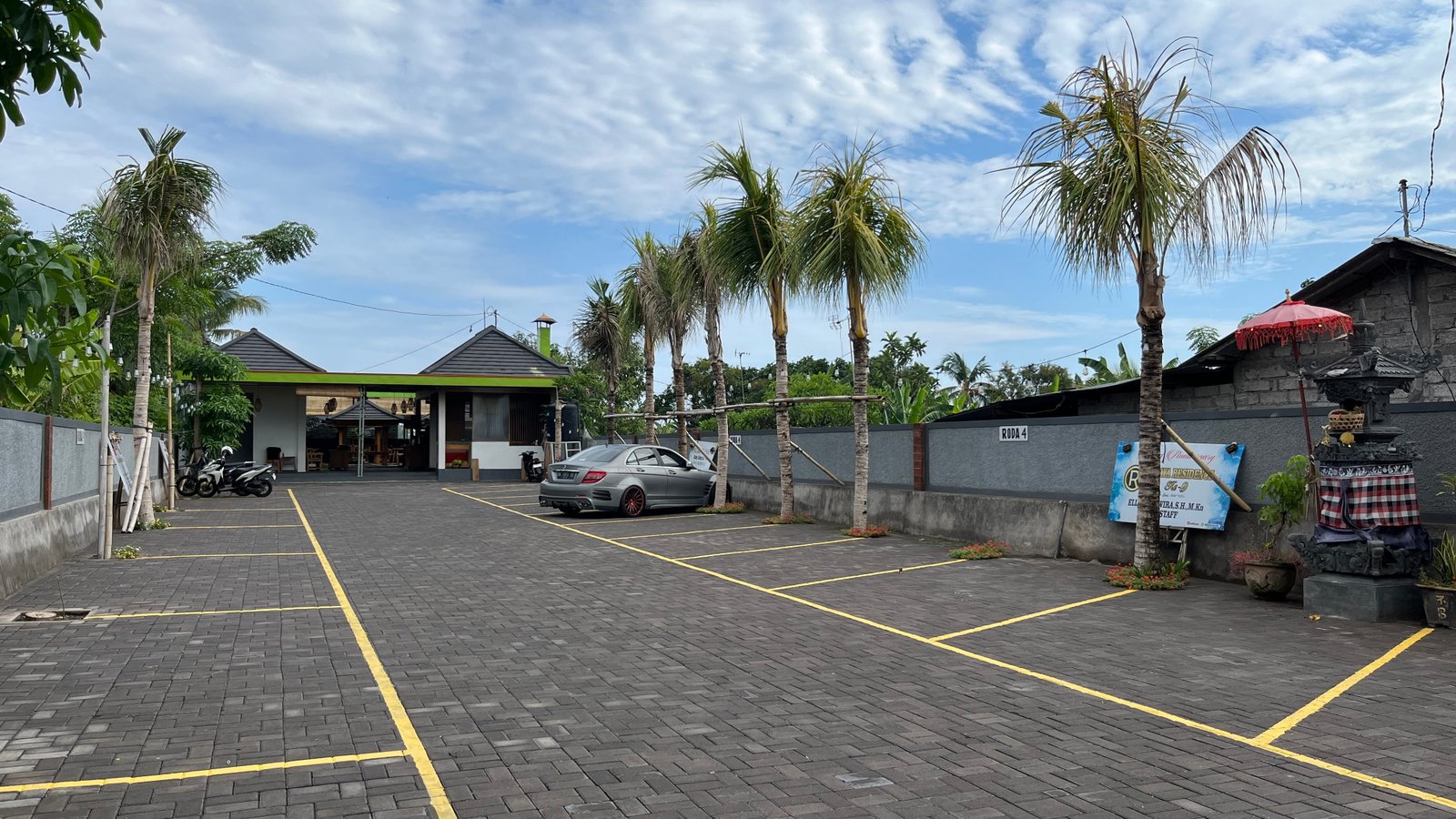 Parkir nyaman - Galeri Cahaya Resto Seafood Singaraja