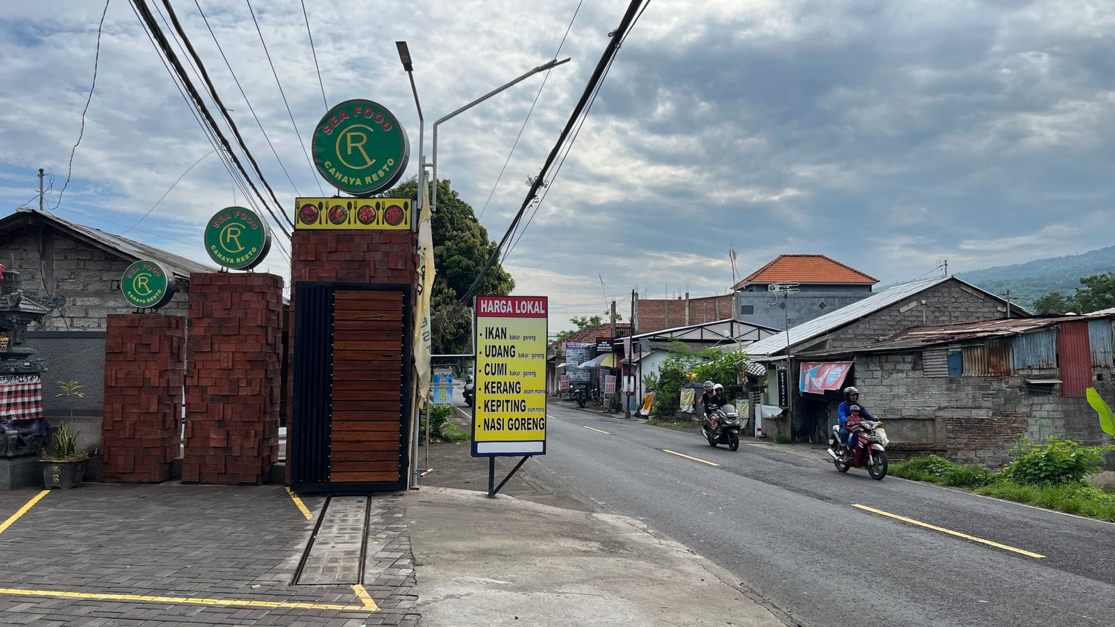 Lokasi tepat di pinggir jalan - Galeri Cahaya Resto Seafood Singaraja